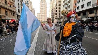 Cabalgata de la Hispanidad 2024 Madrid 🪅 Folclore de países hispanohablantes en la Gran Vía