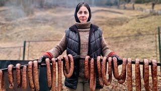 LEBEN in den Bergen der Ukraine. Wie man hausgemachte geräucherte Wurst kocht