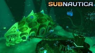 Something weird is going on here... | Subnautica Let's Play - Episode 16