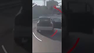 Otomobil kapı ve bagajı açık yol aldı