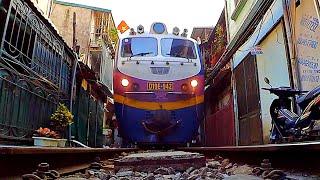 RailWay. Camera Under Train Runs Over Camera Train Street Hanoi /Камера под поездом. Вьетнам, Ханой