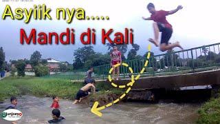 Bocil mandi di Kali