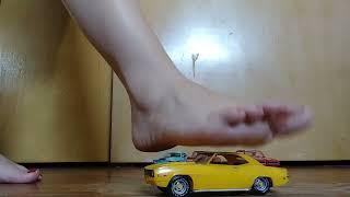 Giantess Mia crushing car