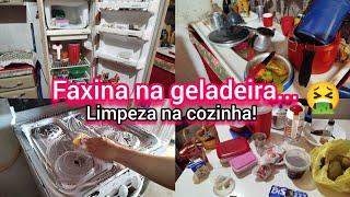 Faxina pesada na geladeira/limpeza na cozinha/joguei água em tudo/deixei tudo brilhando 