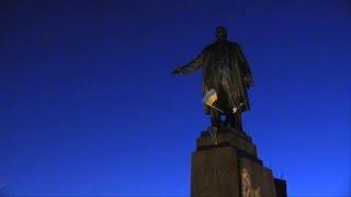 Massive Lenin statue toppled in Kharkiv