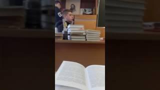 Ученик издевается над преподом