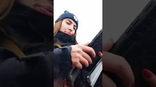 Поліцейська мадам ТОРМОЗИТЬ і ШТРАФУЄ БЕЗ ПРИЧИНИ! #shorts