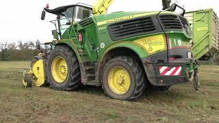 Gras häckseln mit dem John Deere 9900 des Lohnunternehmens Wagner Kollerhof am Fluss Regen