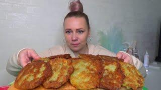 МУКБАНГ ВКУСНЫЕ ДОМАШНИЕ ДРАНИКИ СО СМЕТАНОЙ///Mukbang еда на камеру///Русский мукбанг/не АСМР/.