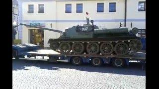 WW2 Soviet SU-100 Unloading