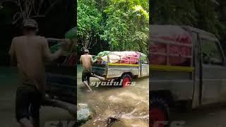 MOBIL menyeberangi sungai || beginilah angkutan sembako di pedalaman kalimantan, extrem medanya