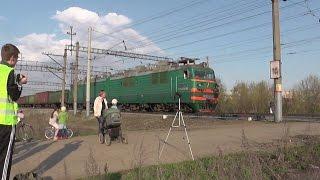 Электровоз ВЛ80С-1105 с грузовым поездом