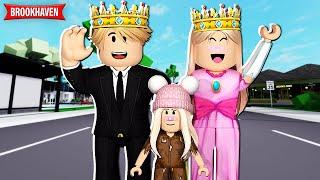 ESSA MENINA ORFÃ FOI ADOTADA POR PRINCIPES NO BROOKHAVEN : Historinha Roblox