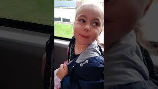 Манюшка едет с папой на автобусе в Москву