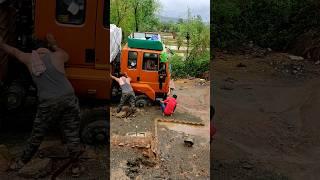 Truck Stuck in Mud #truckdriver #trucklife #trucknews #truckdriving #driver #truckaccidentvideo