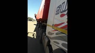 how to tip side tipper trailer on Volvo 440...