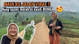 NENG NAZMI MAIN KE JALAN YANG LAGI VIRAL MALAH DI KASIH SEIKAT BUNGA‼️