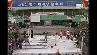 Taekwondo fighter knocked out a Muay Thai fighter by an impressive Tornado kick