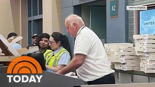 United pilot buys pizza for all passengers on delayed flight