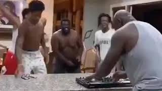 Shaq goes caramelldansen