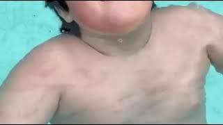 Fazendo xixi na piscina