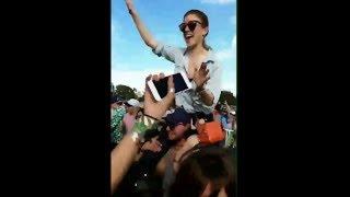 Richard Madden, Rose Leslie & Kit Harington dancing at Glastonbury Festival 2017