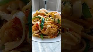 HOMEMADE PAD THAI. #thaifood #spicyfood #food #foodie #weekend #saturday #cravings #shorts