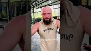 Мага Исма лысый хищник растерзал черную Мамбу