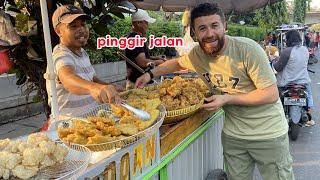 Mas Bule Makan yang di Pinggir Jalan. Indonesian street foods.