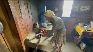 Dona vicentina com 84 anos  desconhece o luxo e gosta de viver nessa vida simples raiz…