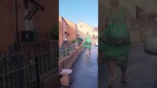 REINE GALLOISE lave bruta*lement sa voisine en Angleterre qui laisse son chat chier dans son jardin