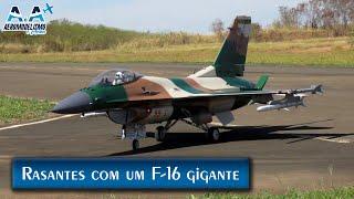 Rasantes e pouso de um jato F-16 com 3m de comprimento