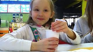 #VLOG#Влог.Кошка укусила Милану за нос. Милану не вытащить из игрушек! весело. видео для детей