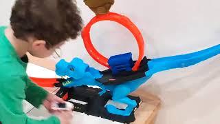 Hot Wheels  City Track Set , Race through a Giant Loop, T-Rex Loop Stunt/  Devorador