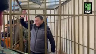 Женишбека Молдокматова привезли в Бишкекский городской суд