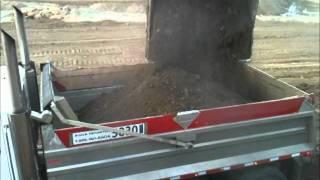 Loading Gravel trucks with John Deere 650D