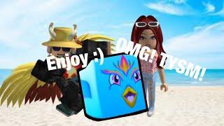 I gave @NikiBee her DREAM HUGE PET in ROBLOX PET RIFT!