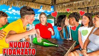 ZIA NICOLE SI FIDANZA CON NUOVO RAGAZZO MENTRE FA GIOCO DELLA BOTTIGLIA CON ILARY E AMICI AL MARE!