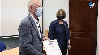 Студентам-медикам вручили благодарности правительства Новгородской области  за работу в пандемию