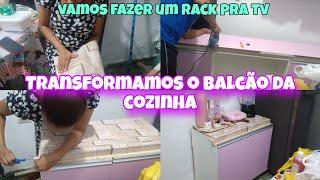 FIZEMOS UMA TRANSFORMAÇÃO NO BALCÃO DA COZINHA/VAMOS FAZER UM RACK PRA PAREDE DA TV. #viralvideo