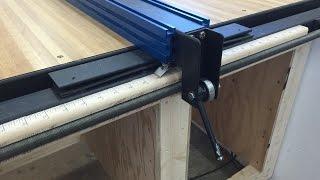 Table saw fence with incremental positioning