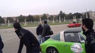 La grinta di una Porsche d'epoca in attesa del raduno dedicato ai 50 anni della 911 a Padova