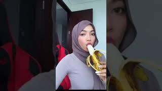 PENASARAN YA. CARA MAKAN PISANG YANG GEDE BY OKLIN FIA #short