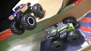 Hot Wheels Monster Trucks Crossed Track\Corrida de H.W. Monster Trucks\Carrera de Monster Trucks