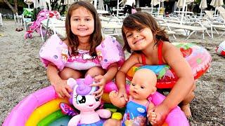 Selín y su amiga juegan en la playa con los juguetes Baby Born. Vídeos para niñas.