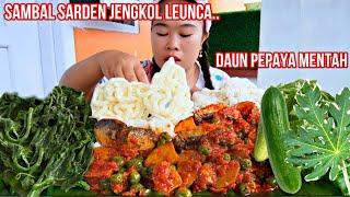 HUJAN HUJAN MAKAN PAKE SAMBAL SARDEN JENGKOL LEUNCA.. LALAP DAUN PEPAYA