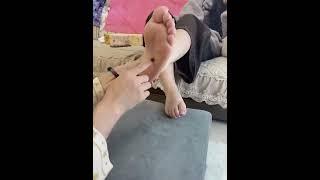 美女被挠脚心，tickle feet