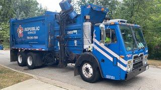 Republic Services 2403: Mack LEU McNeilus Autoreach Garbage Truck