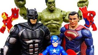 Superman And Batman Are Angry~! Let's Defeat Dinosaur Together - ToyMart TV