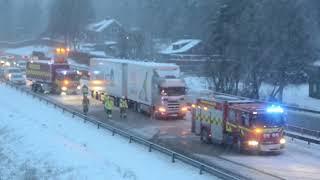 Räddningstjänst och polis vid trafikolycka | Swedish firetrucks and policecar on scene of accident